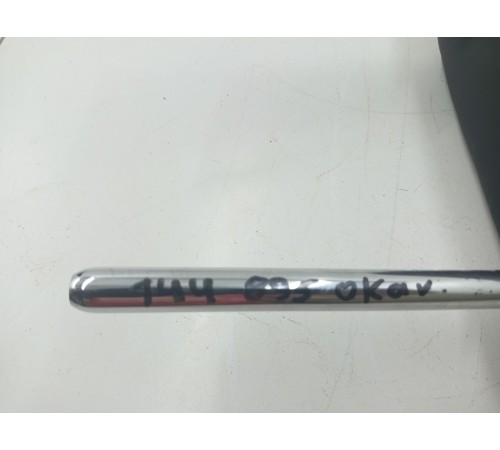 Подголовник передний левый