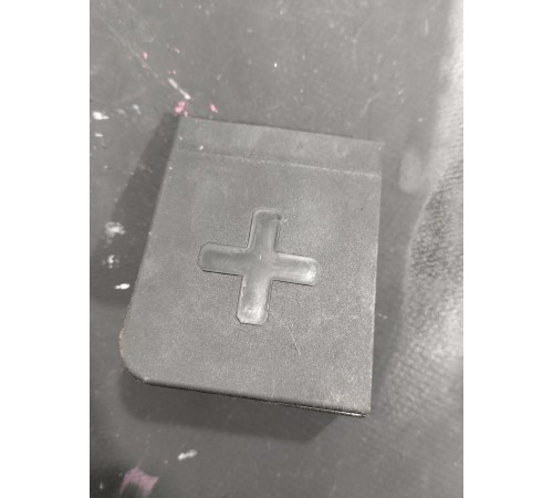 Заглушка плюсовой клеммы