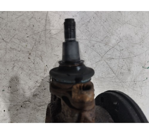 Кулак поворотный передний левый