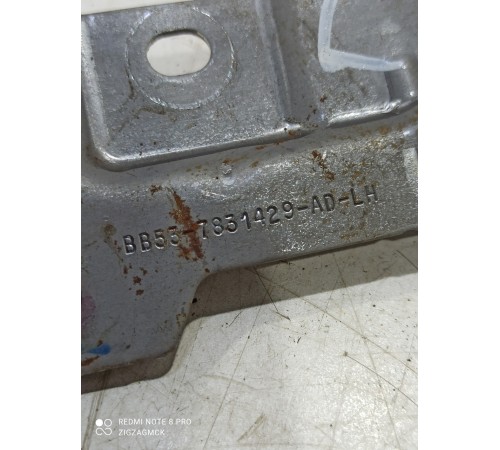 кронштейн ручки салона левый