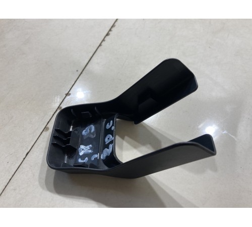 Накладка крепления сиденья(задняя средняя)