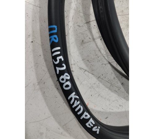 Уплотнитель двери передний правый