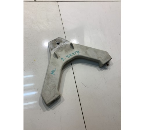 Кронштейн заднего бампера (средний)