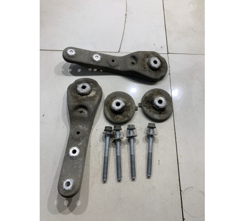 Комплект передних креплений заднего подрамника