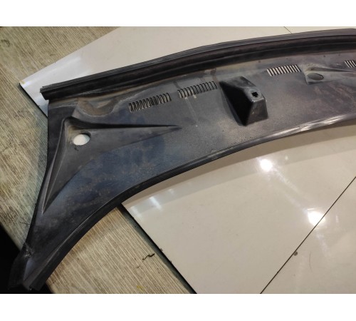 Планка под лобовое стекло (жабо)