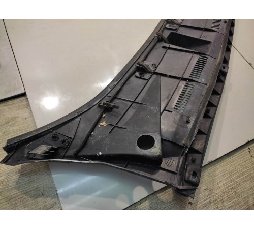 Планка под лобовое стекло (жабо)