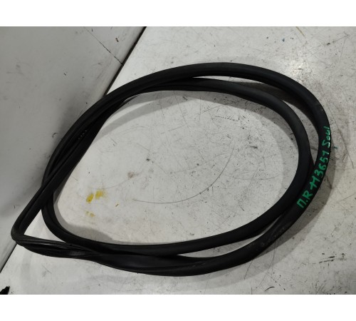 Уплотнитель двери передний правый