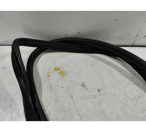 Уплотнитель двери передний правый