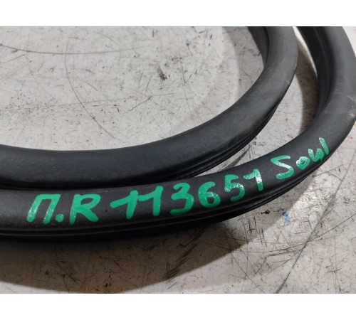 Уплотнитель двери передний правый