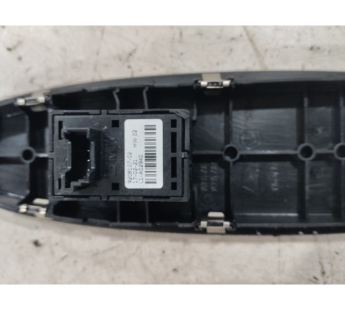 Кнопка стеклоподъемника (передняя правая)