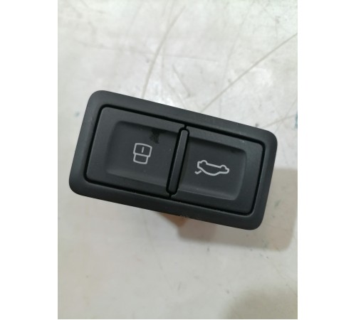 Кнопка открывания крышки багажника