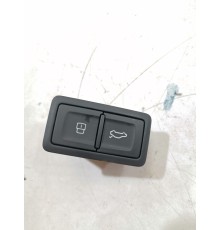 Кнопка открывания крышки багажника