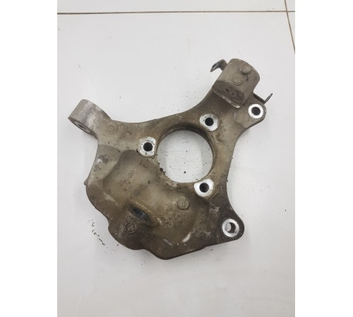 Кулак поворотный передний правый