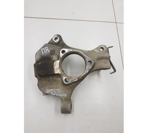 Кулак поворотный передний правый