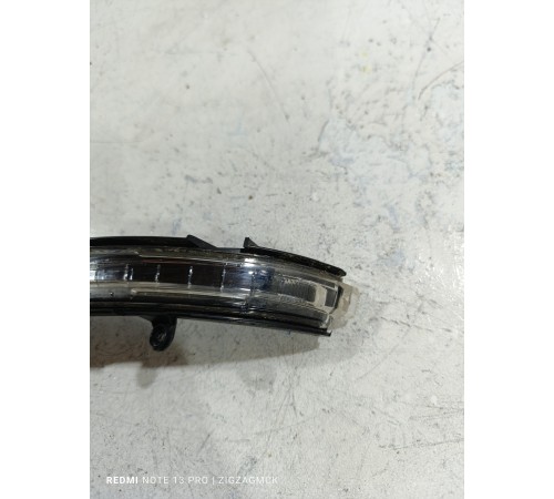 Повторитель поворота в зеркало левый