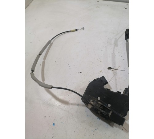 Замок двери передней правой