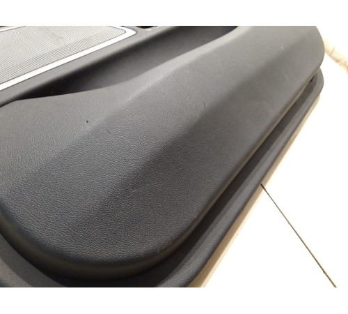 Обшивка двери(передняя правая)