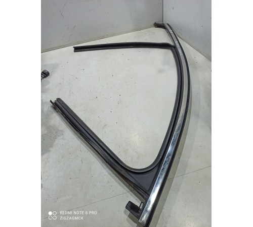 Уплотнитель стекла двери (передний левый)