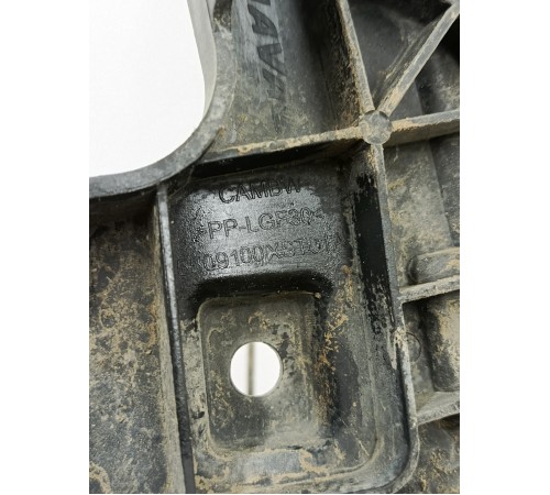 Кронштейн решетки радиатора правый