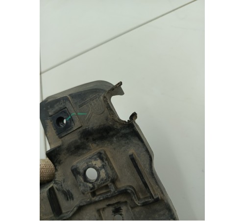 Кронштейн решетки радиатора правый