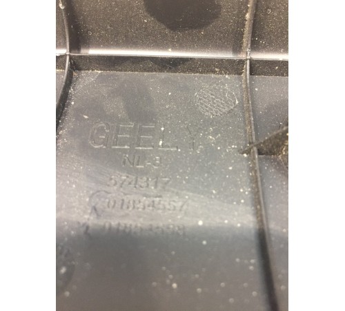 Верхняя накладка крышки багажника