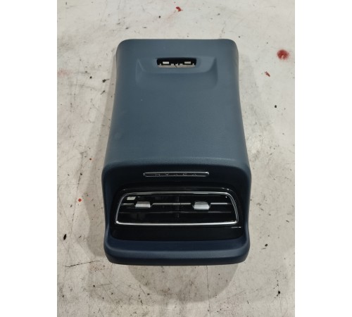 Накладка центральной консоли задняя с воздушными дефлекторами