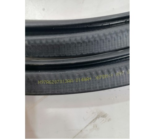 Уплотнитель двери задний правый