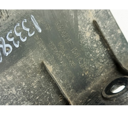 Брызговик передний правый