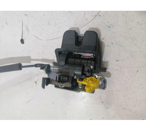 Замок крышки багажника