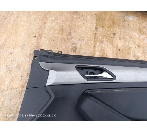 Обшивка двери передняя правая