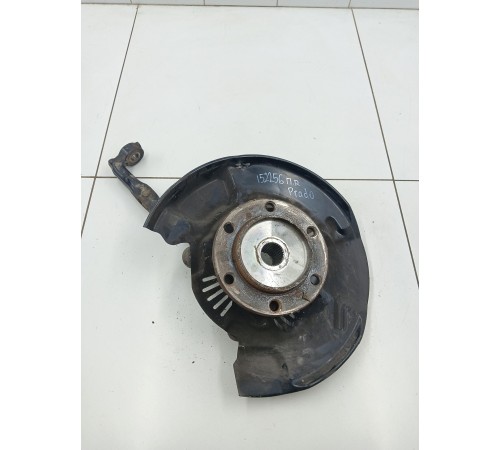 Кулак поворотный передний правый