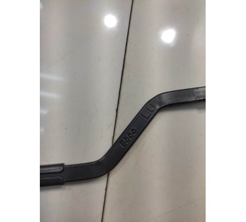 Поводок стеклоочистителя (правый)