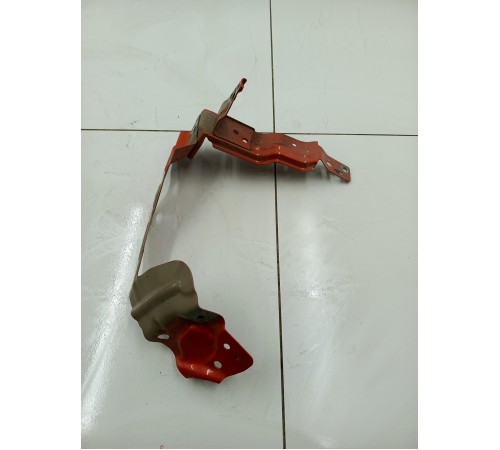 Кронштейн крыла передний левый