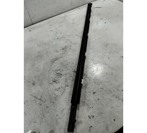 Уплотнитель стекла передний левый внешний