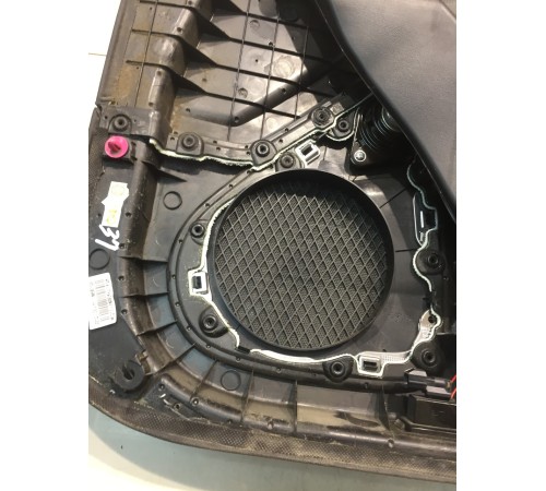 Обшивка двери (передняя, левая)