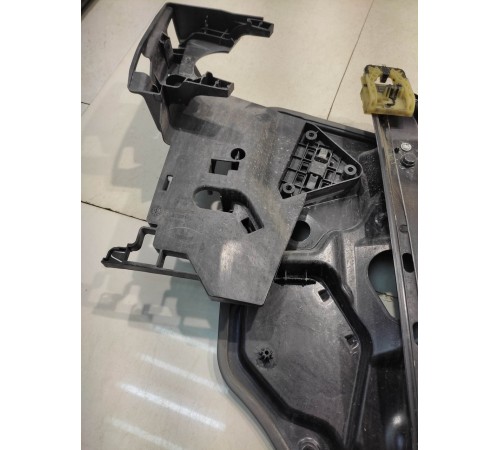 Стеклоподъемник (передний, правый)