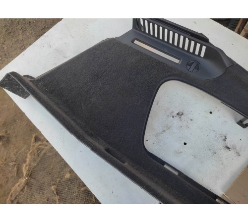 Обшивка багажника (задняя правая)