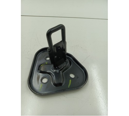 Кронштейн крепление заднего ряда сидений правый