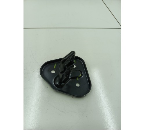 Кронштейн крепление заднего ряда сидений правый