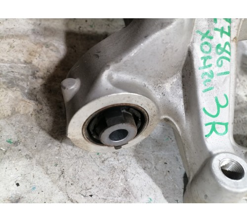 Кулак задний правый, цапфа