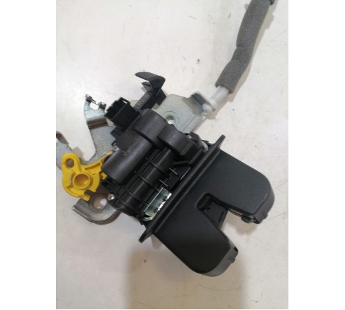 Замок крышки багажника с доводчиком