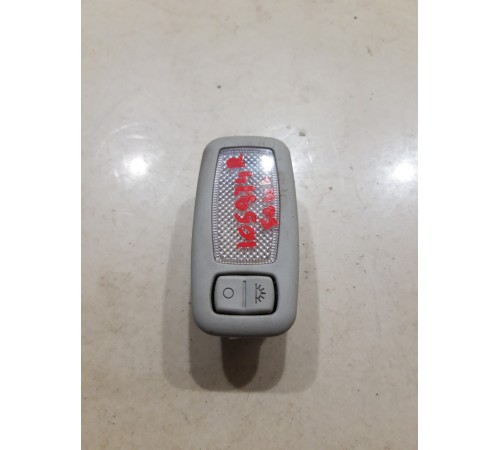 Плафон внутреннего освещения салона правый