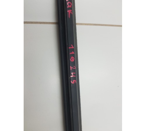 Уплотнитель стекла передний правый внутренний