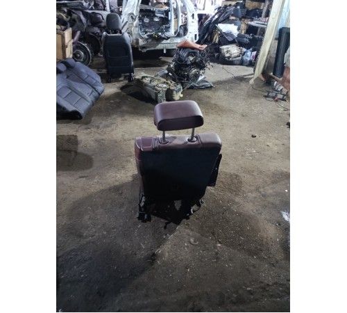 Сиденье второго ряда левое