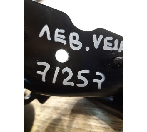 Петля крышки багажника левая