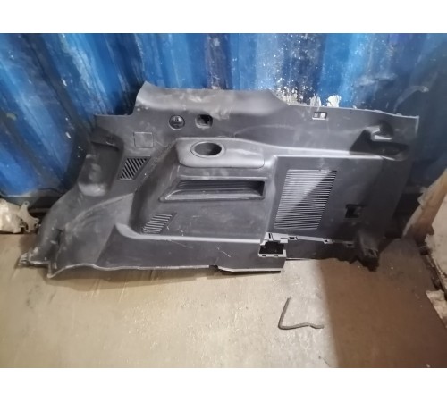 Обшивка багажника правая