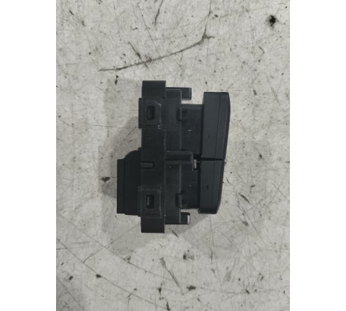 Кнопка центрального замка (передняя левая)