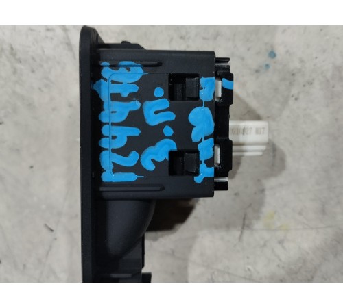 Кнопка стеклоподъёмника задняя правая