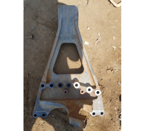 Кронштейн реактивной тяги левый