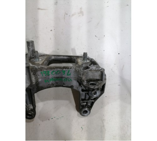 Кронштейн двигателя левый